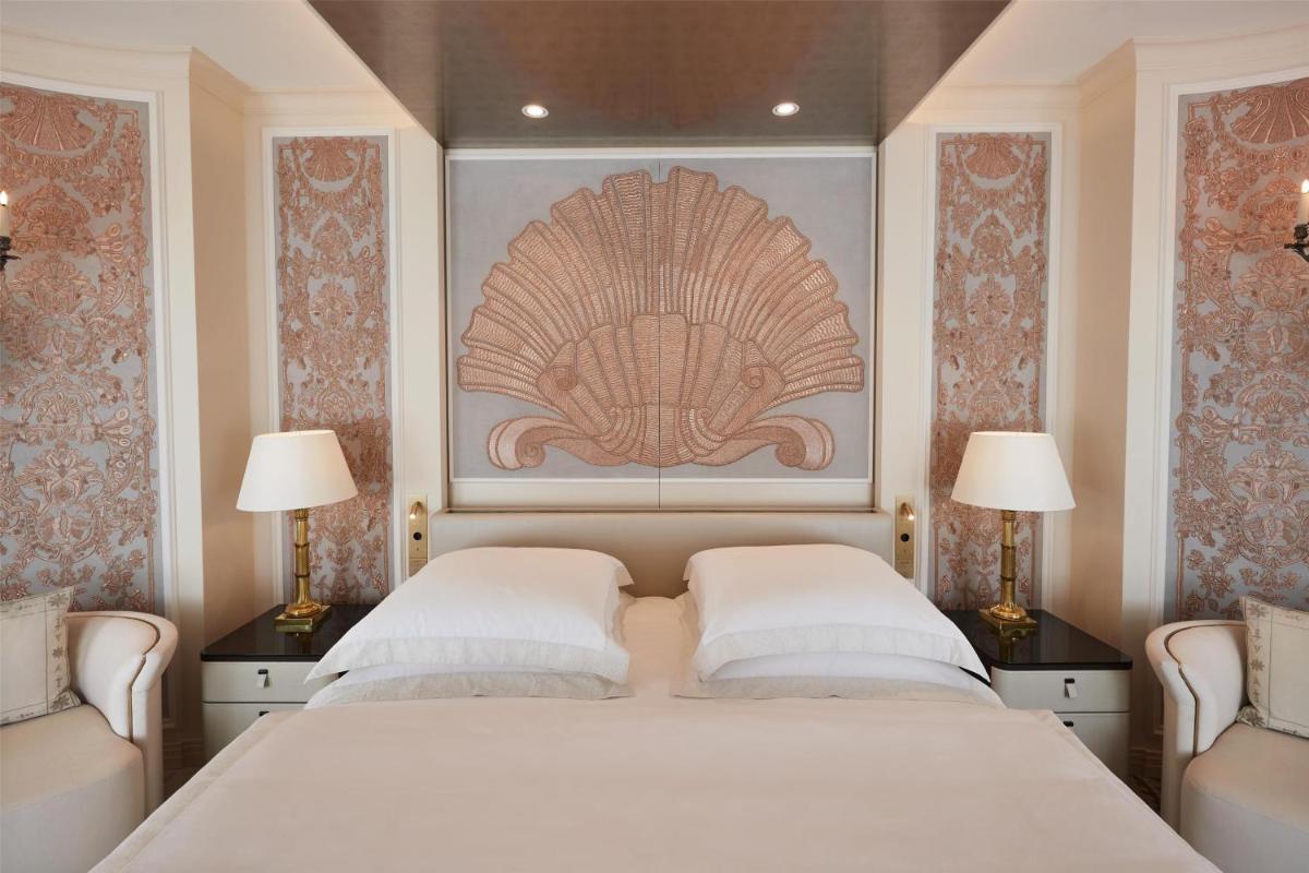 Ein Bett oder Betten in einem Zimmer der Unterkunft Vier Jahreszeiten Kempinski München