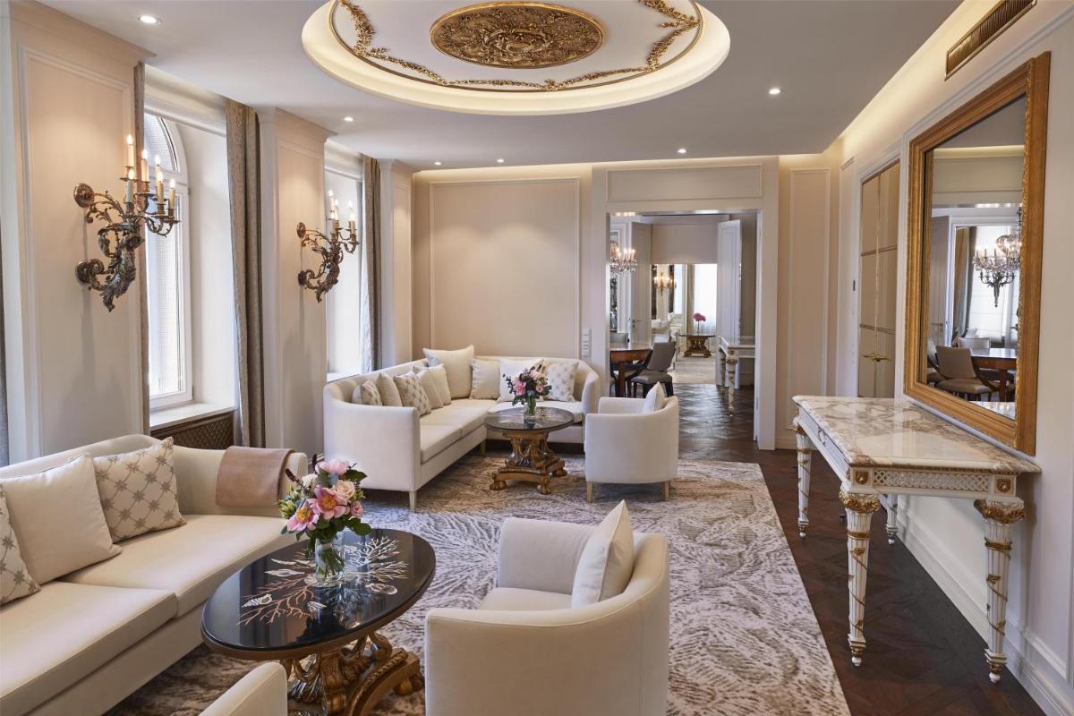 Ein Sitzbereich in der Unterkunft Vier Jahreszeiten Kempinski München