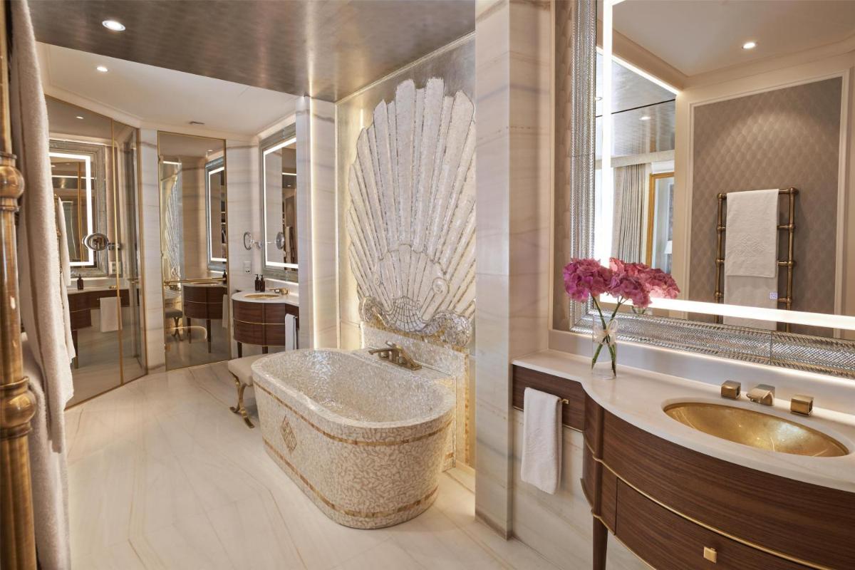 Ein Badezimmer in der Unterkunft Vier Jahreszeiten Kempinski München