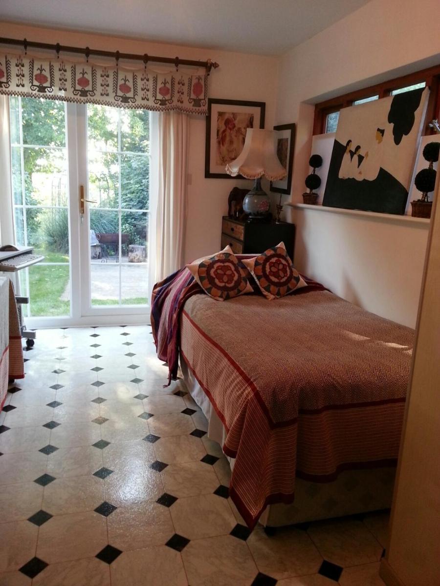 Folly Studio Bed and Breakfast - Housity