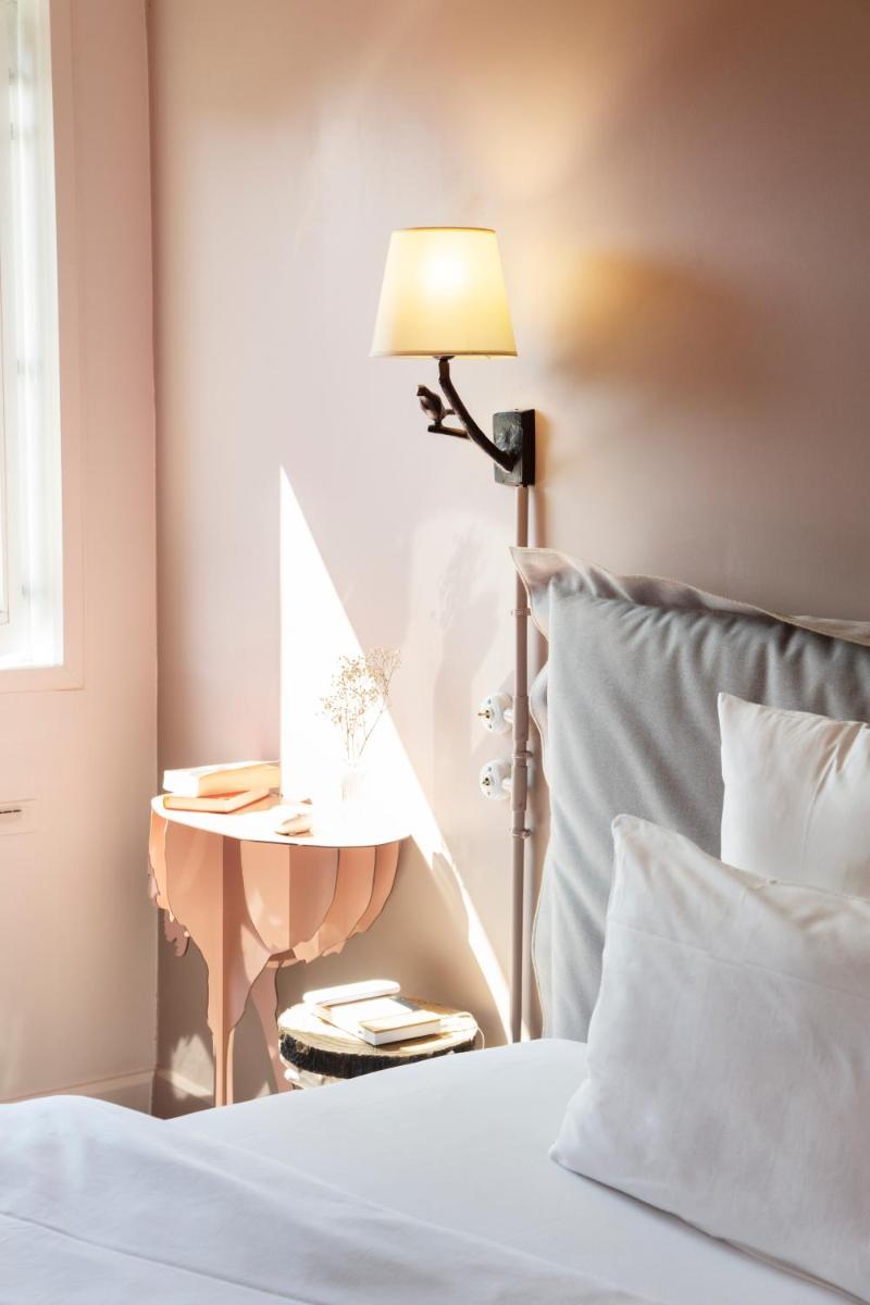 un lit avec une table et une lampe à côté de celle-ci dans l'établissement Demeures de Campagne Parc du Coudray - Barbizon, à Le Coudray-Montceaux 33 autres photos