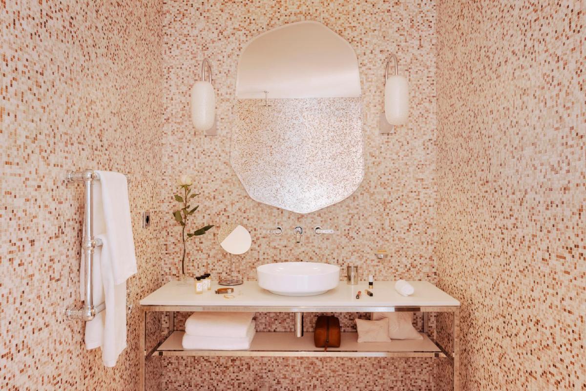 une salle de bain avec un lavabo et un miroir dans l'établissement Hôtel Madame Rêve, à Paris