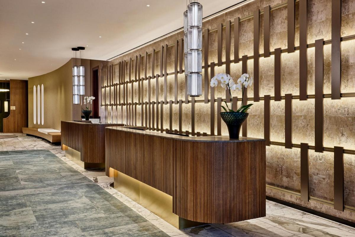 eine Hotellobby mit Rezeption in der Unterkunft JW Marriott Hotel Frankfurt in Frankfurt am Main