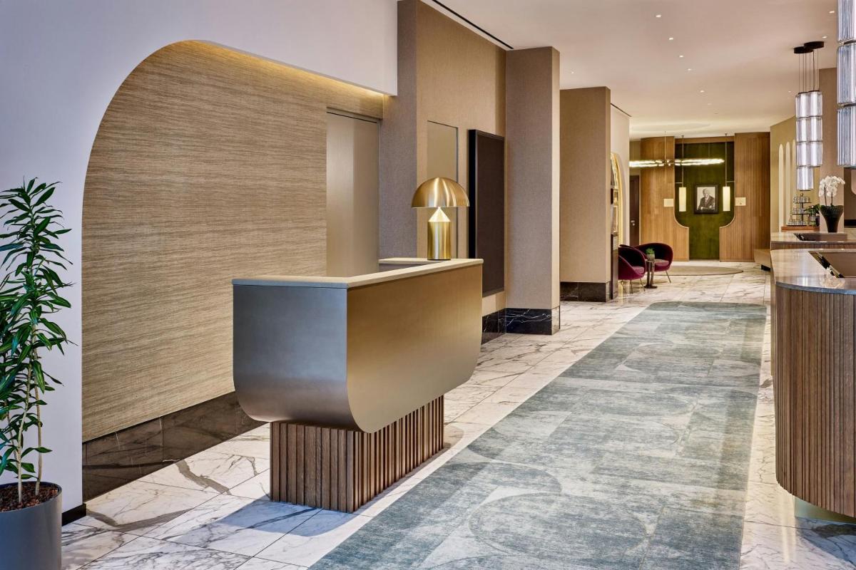 eine Hotellobby mit Rezeption in der Unterkunft JW Marriott Hotel Frankfurt in Frankfurt am Main