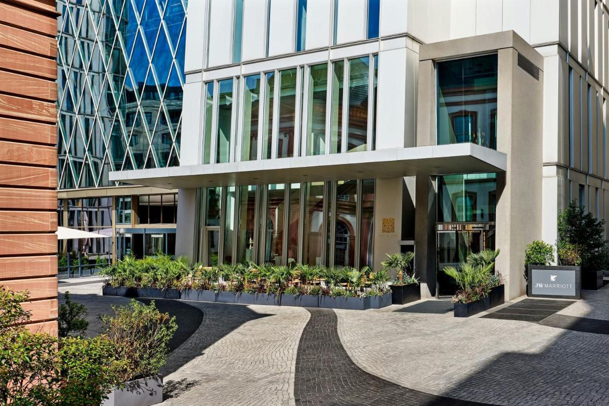 ein Gebäude mit vielen Pflanzen davor in der Unterkunft JW Marriott Hotel Frankfurt in Frankfurt am Main