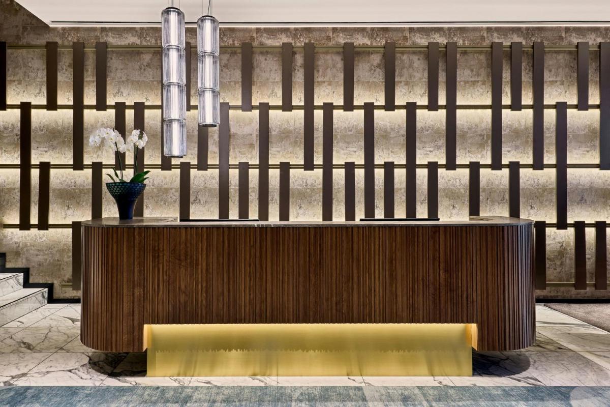 eine Bank vor einem Zaun in der Unterkunft JW Marriott Hotel Frankfurt in Frankfurt am Main