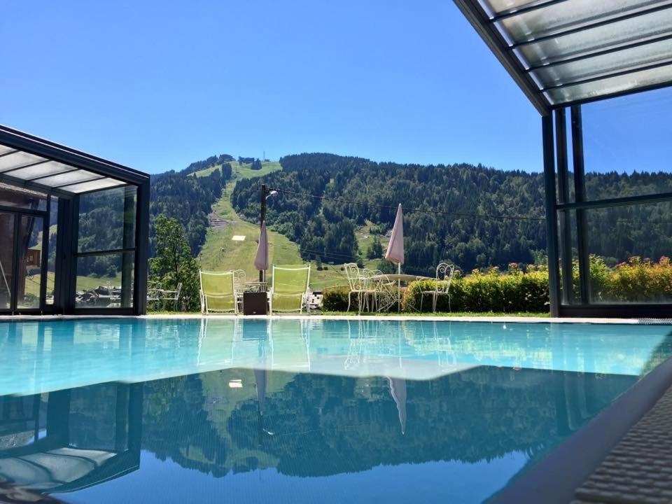 Piscine de l'établissement Hotel Alpina ou située à proximité