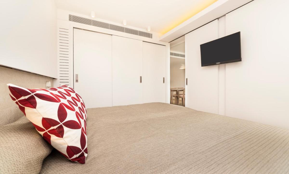 Una televisión o centro de entretenimiento en Hoposa Hotel & Apartaments VillaConcha