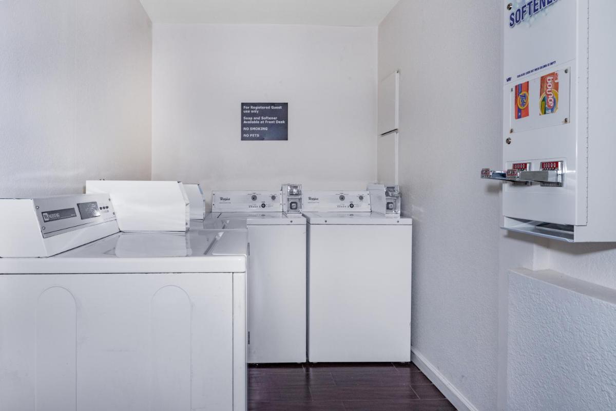 The Orchard Hotel Ukiah Wine Country Free Breakfast, Pool, & Hot Tub - Housity