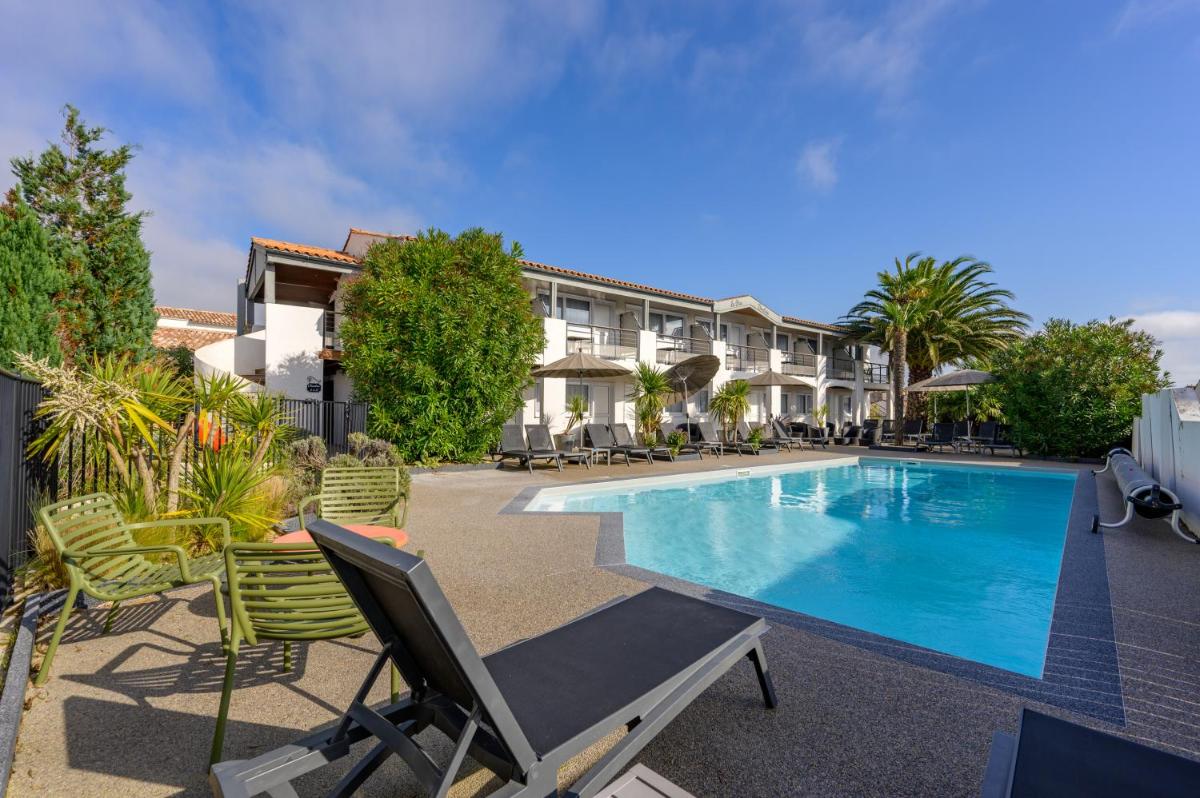 Piscine de l'établissement Hôtel Le Peu Breton ou située à proximité