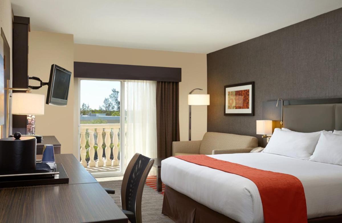 Holiday Inn Express & Suites Naples Downtown - 5th Avenue, an IHG Hotel - Housity