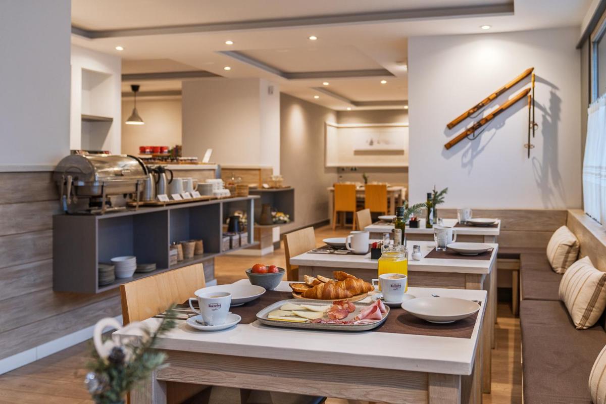 Hotel Ribaeta - Housity