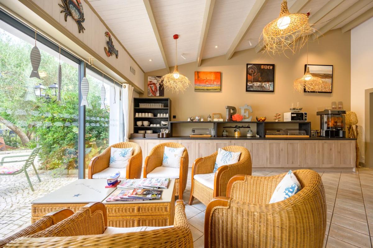 Coin salon dans l'établissement Hôtel Le Peu Breton