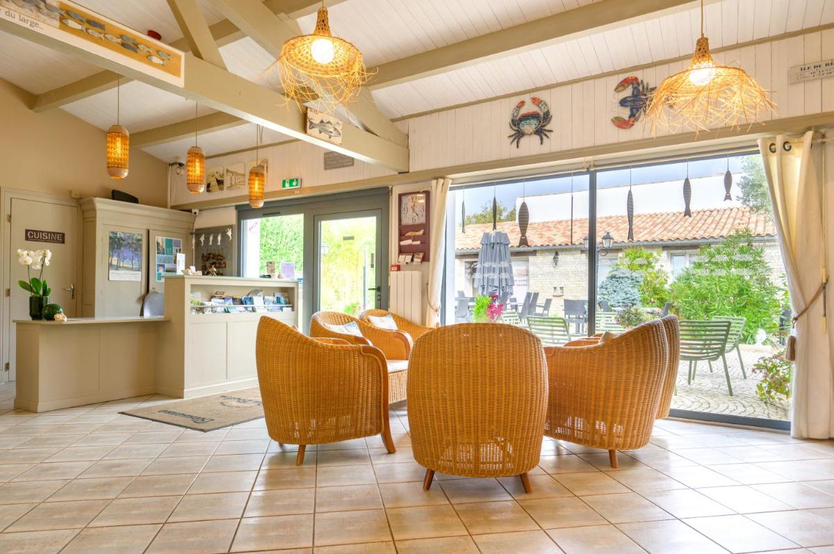 Coin salon dans l'établissement Hôtel Le Peu Breton