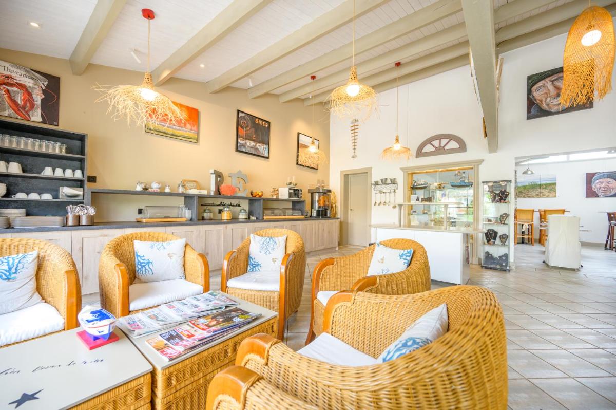 Cuisine ou kitchenette dans l'établissement Hôtel Le Peu Breton