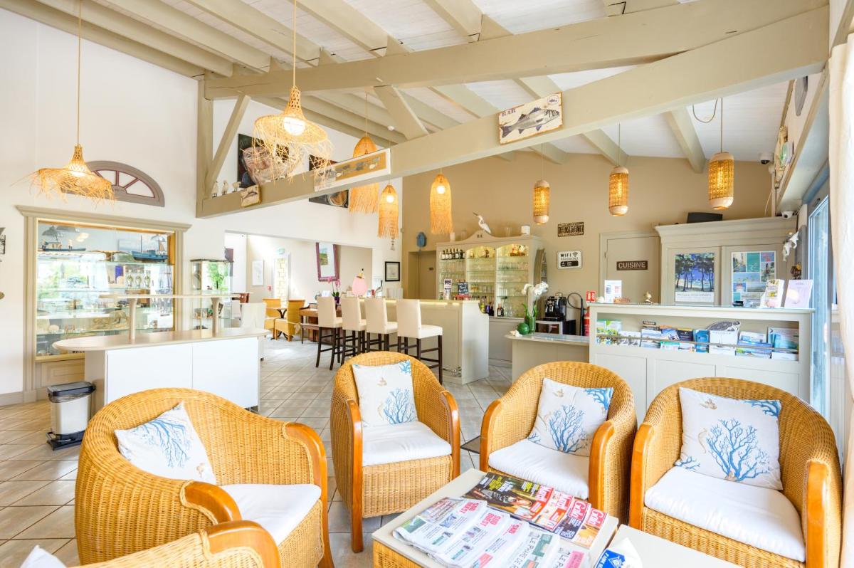 Coin salon dans l'établissement Hôtel Le Peu Breton