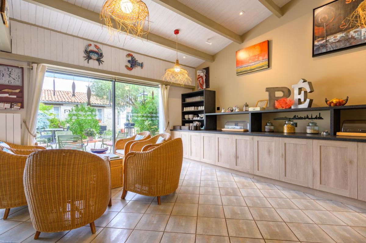 Cuisine ou kitchenette dans l'établissement Hôtel Le Peu Breton