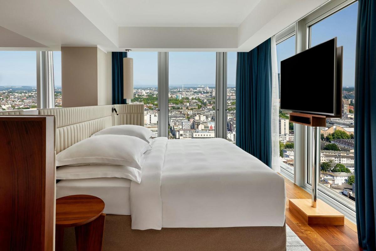 Ein Bett oder Betten in einem Zimmer der Unterkunft JW Marriott Hotel Frankfurt