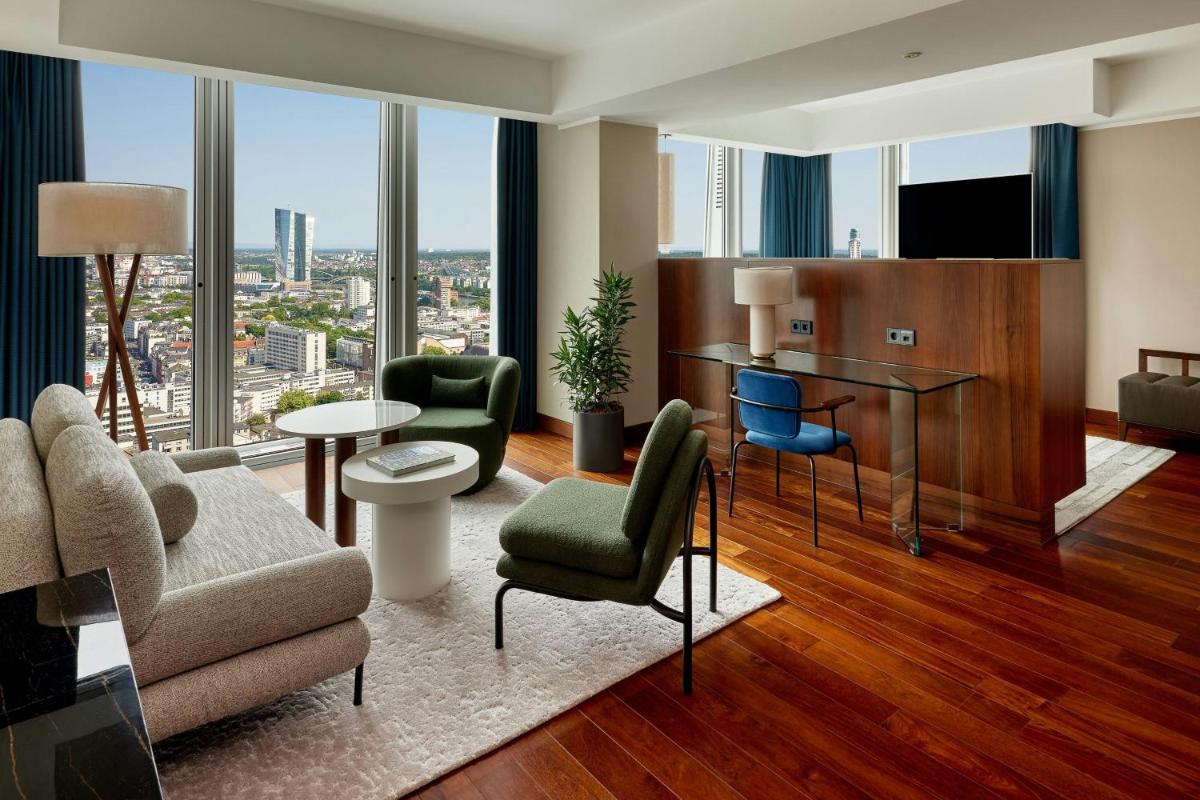 Ein Sitzbereich in der Unterkunft JW Marriott Hotel Frankfurt