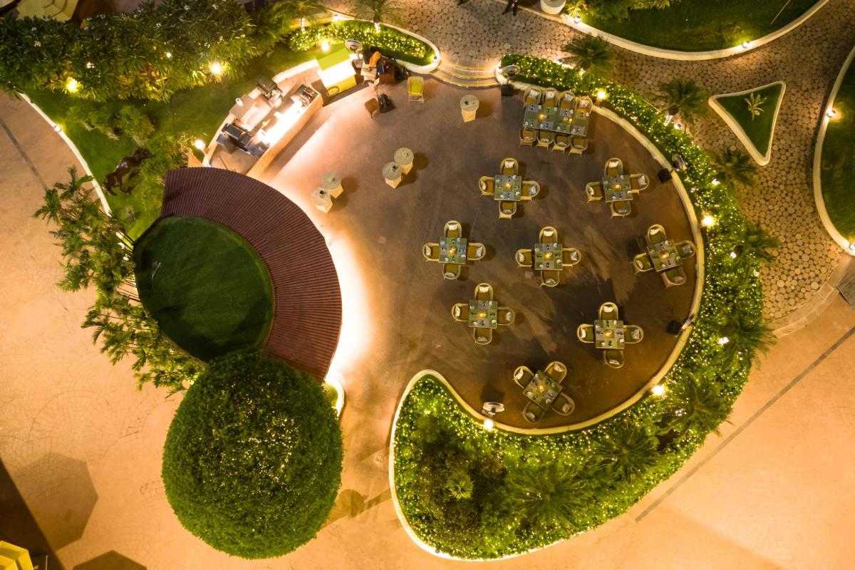 Jardín al aire libre en Taj Lands End