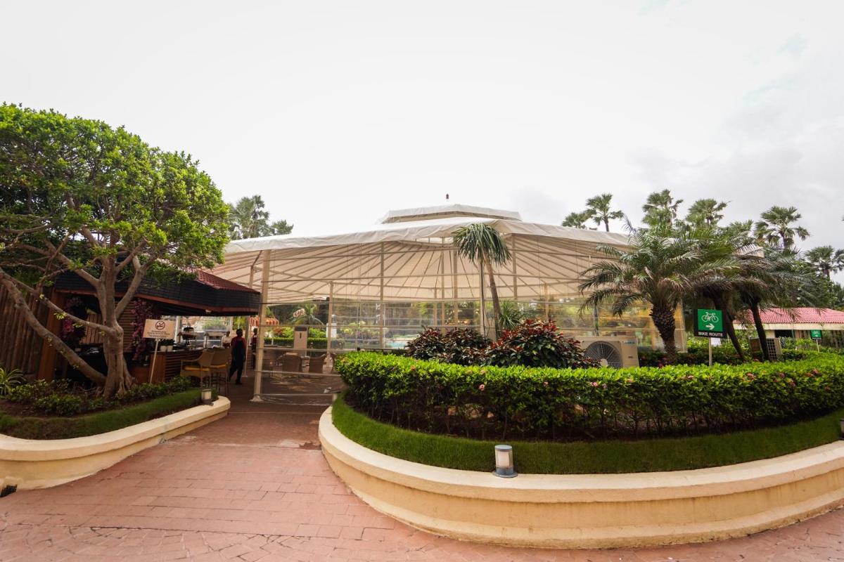 Jardín al aire libre en Taj Lands End