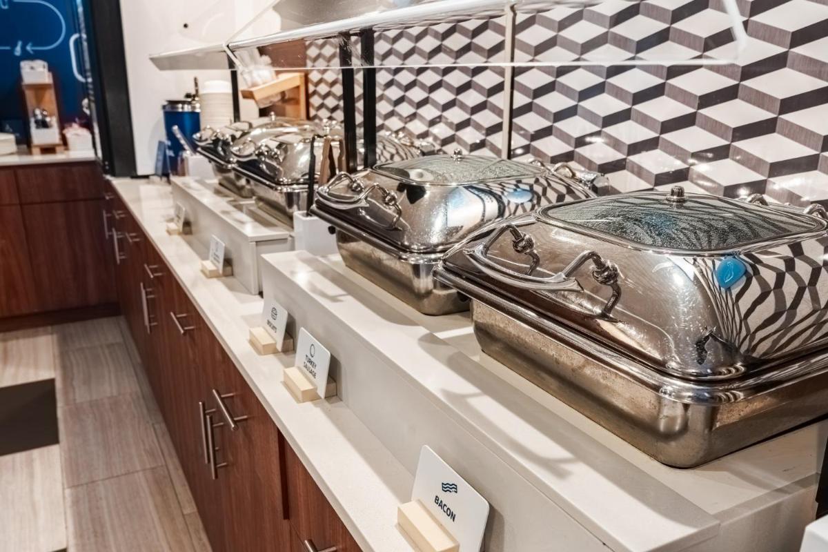 Holiday Inn Express Maspeth, an IHG Hotel - Housity