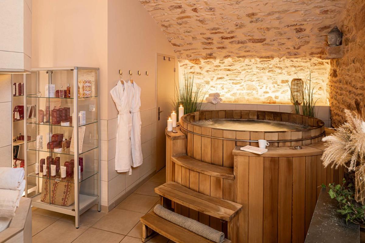 une salle de bains avec baignoire jacuzzi dans une chambre dans l'établissement Contact Hôtels Le Savigny & Spa, à Blacé une salle de bains avec baignoire jacuzzi dans une chambre dans l'établissement Contact Hôtels Le Savigny & Spa, à Blacé