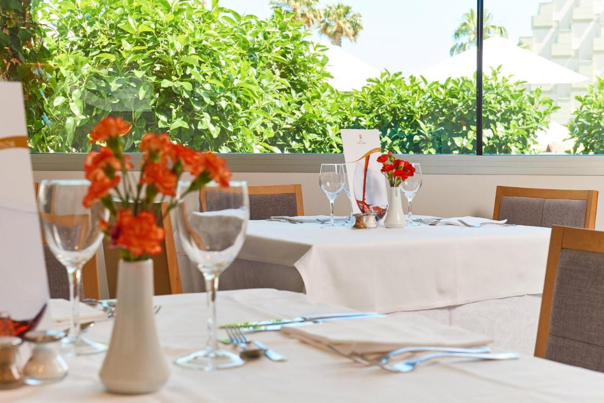 Un restaurante o sitio para comer en Hipotels Mediterraneo Hotel - Adults Only