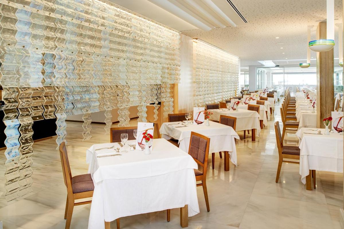 Un restaurante o sitio para comer en Hipotels Mediterraneo Hotel - Adults Only