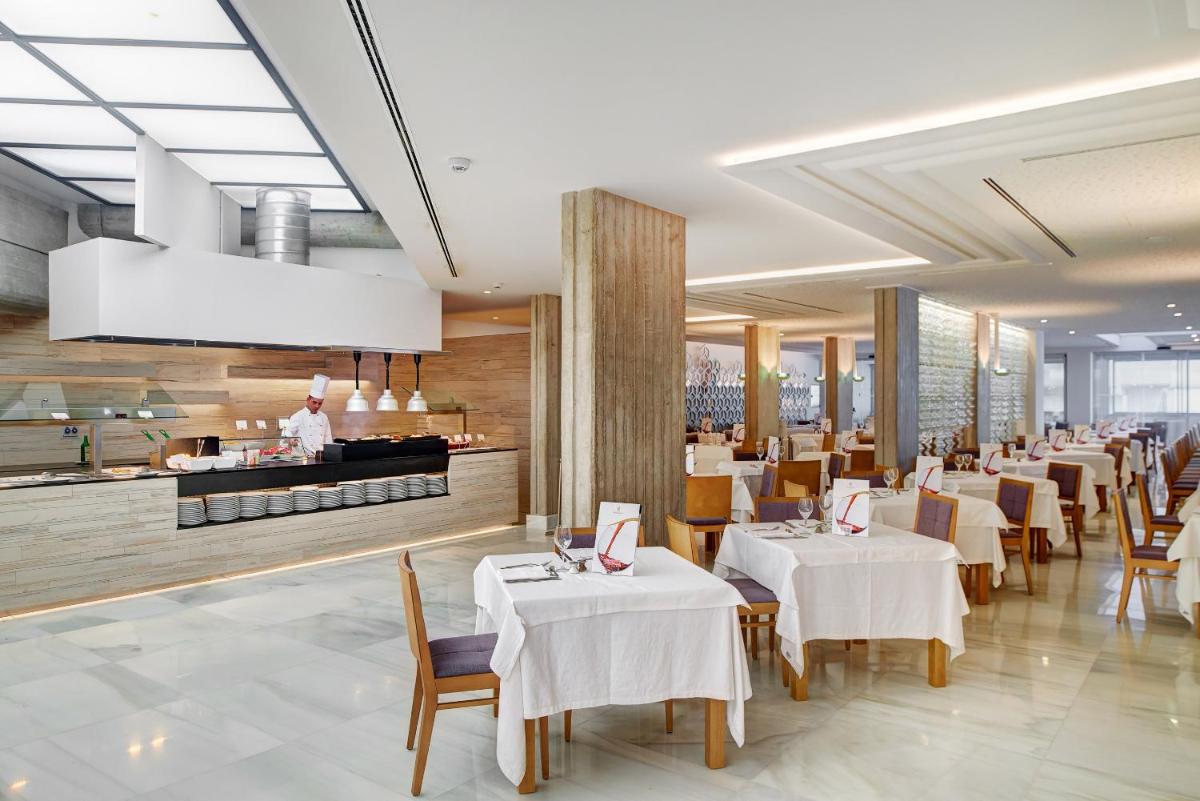 Un restaurante o sitio para comer en Hipotels Mediterraneo Hotel - Adults Only