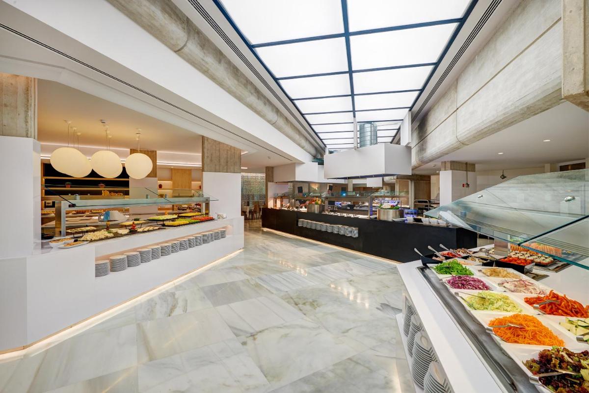 Comida en o cerca de este hotel