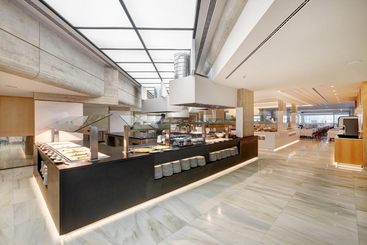 Un restaurante o sitio para comer en Hipotels Mediterraneo Hotel - Adults Only