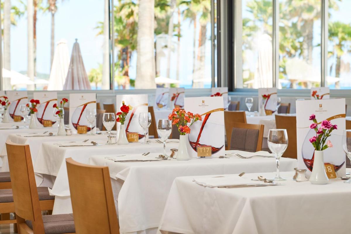 Un restaurante o sitio para comer en Hipotels Mediterraneo Hotel - Adults Only