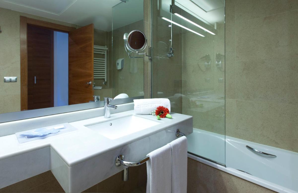 Un baño de Hotel Deloix 4* Sup