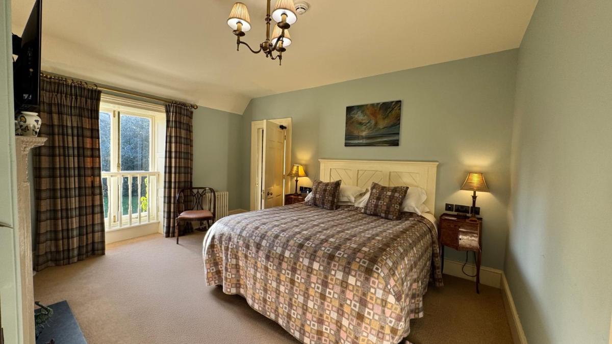 Uphill Manor Bed & Breakfast - Housity