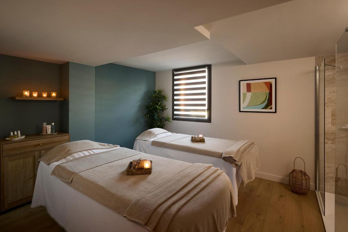 Un ou plusieurs lits dans un hébergement de l'établissement Le Talaia Hôtel & Spa Biarritz - MGallery Collection