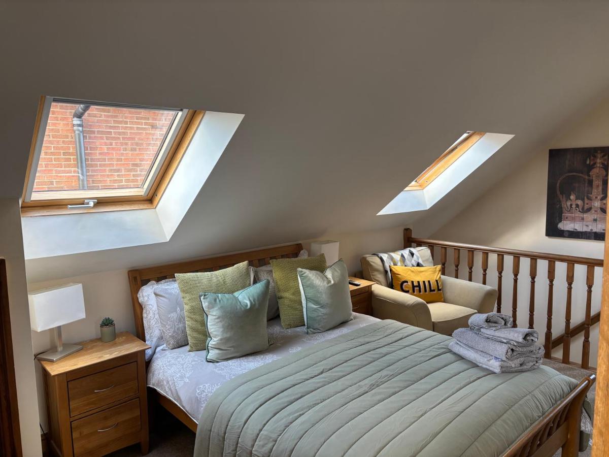 The Field View Retreat at Alveston Pastures just 3 miles from the Town - Housity