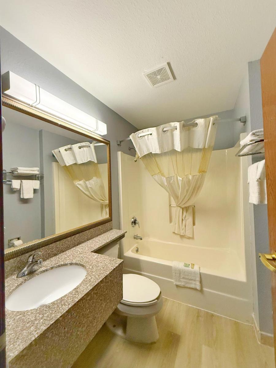 BlissPoint Inn & Suites, Northwood - Housity
