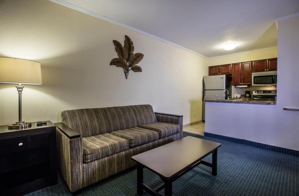 Sailport Waterfront Suites - Housity