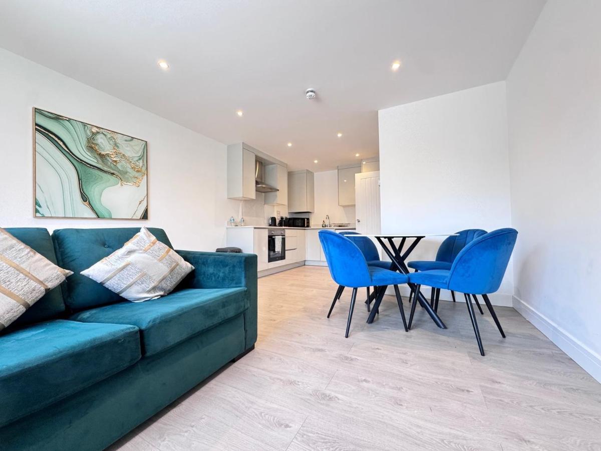Heathrow Charge and Go-FREE PARKING-Electric vehicle charging- Near Heathrow airport 5 min drive-Near Restaurants-Near Tesco Extra- Pet Friendly - Housity