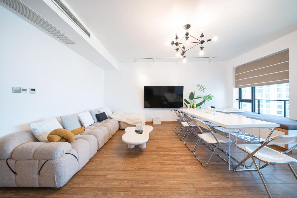 ZHome - HaiQi Garden - Four Bedroom Apartment on the Bund with Bund View - Hizvo
