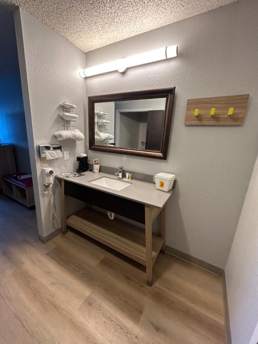 Super 8 by Wyndham Sterling CO - Housity