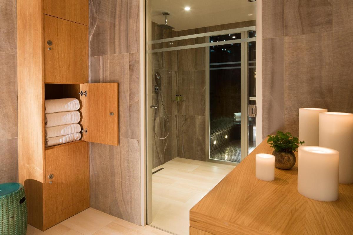 Salle de bains dans l'établissement Hotel Monge