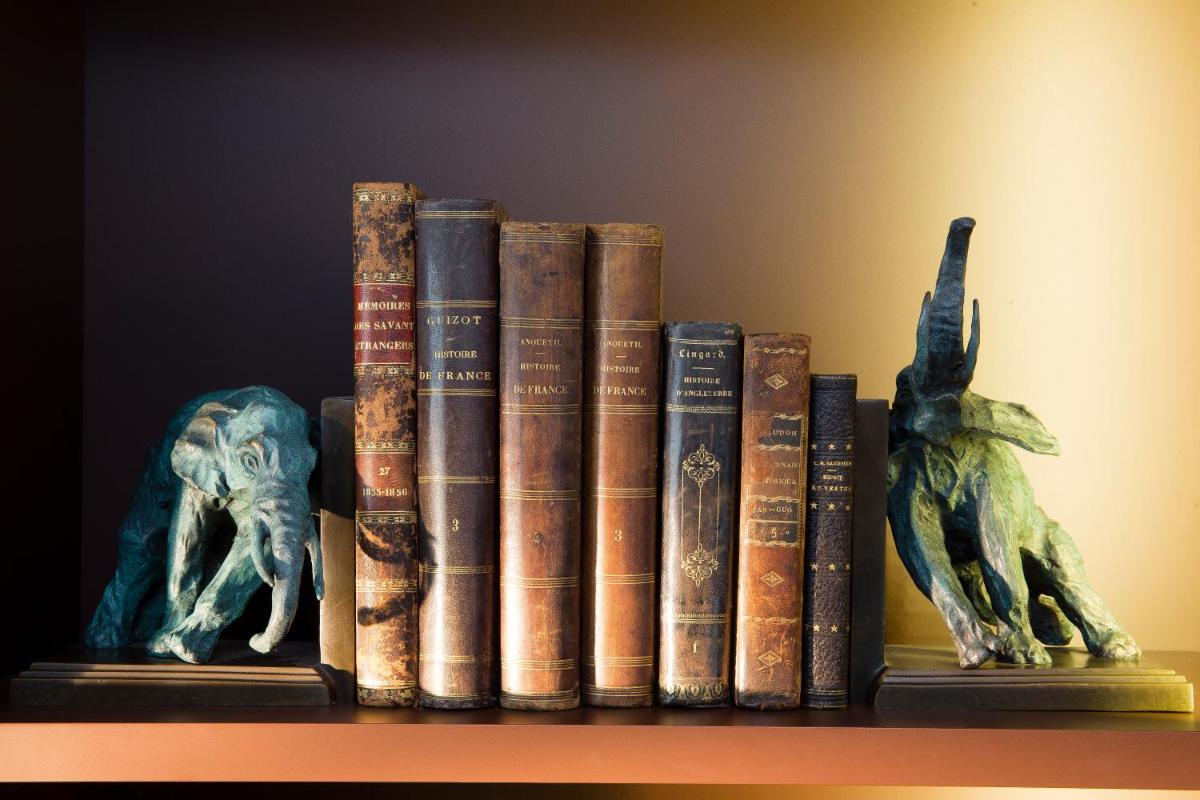 Bibliothèque dans l'hôtel