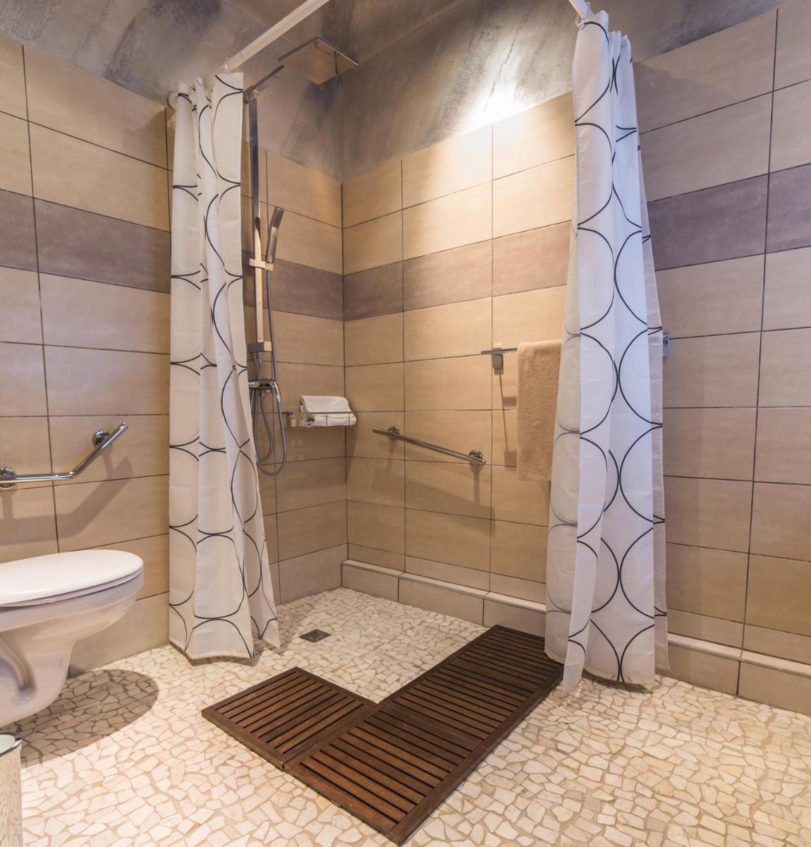Salle de bains dans l'établissement Hôtel Le Dormeur