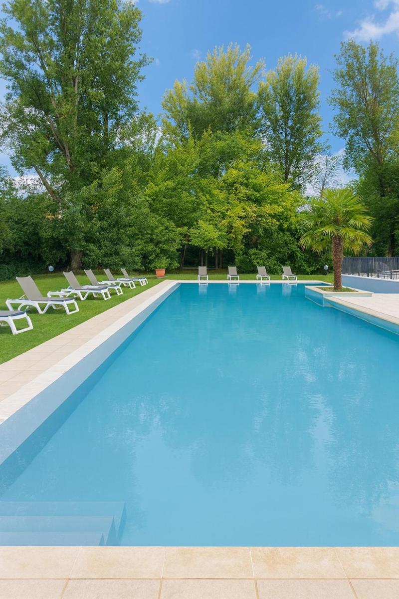 Piscine de l'établissement Hôtel La Ségalière Spa Bar ou située à proximité