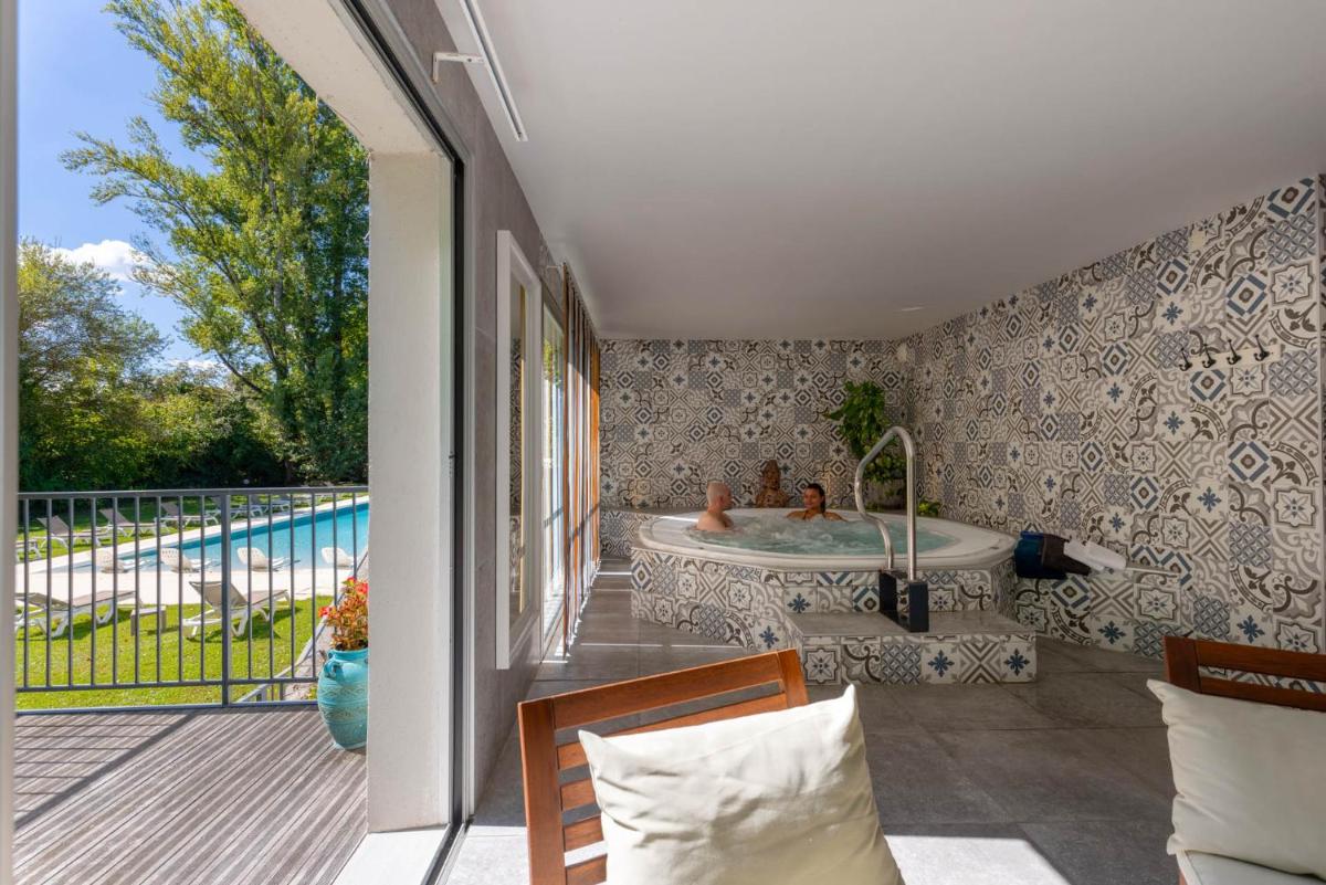 Piscine de l'établissement Hôtel La Ségalière Spa Bar ou située à proximité