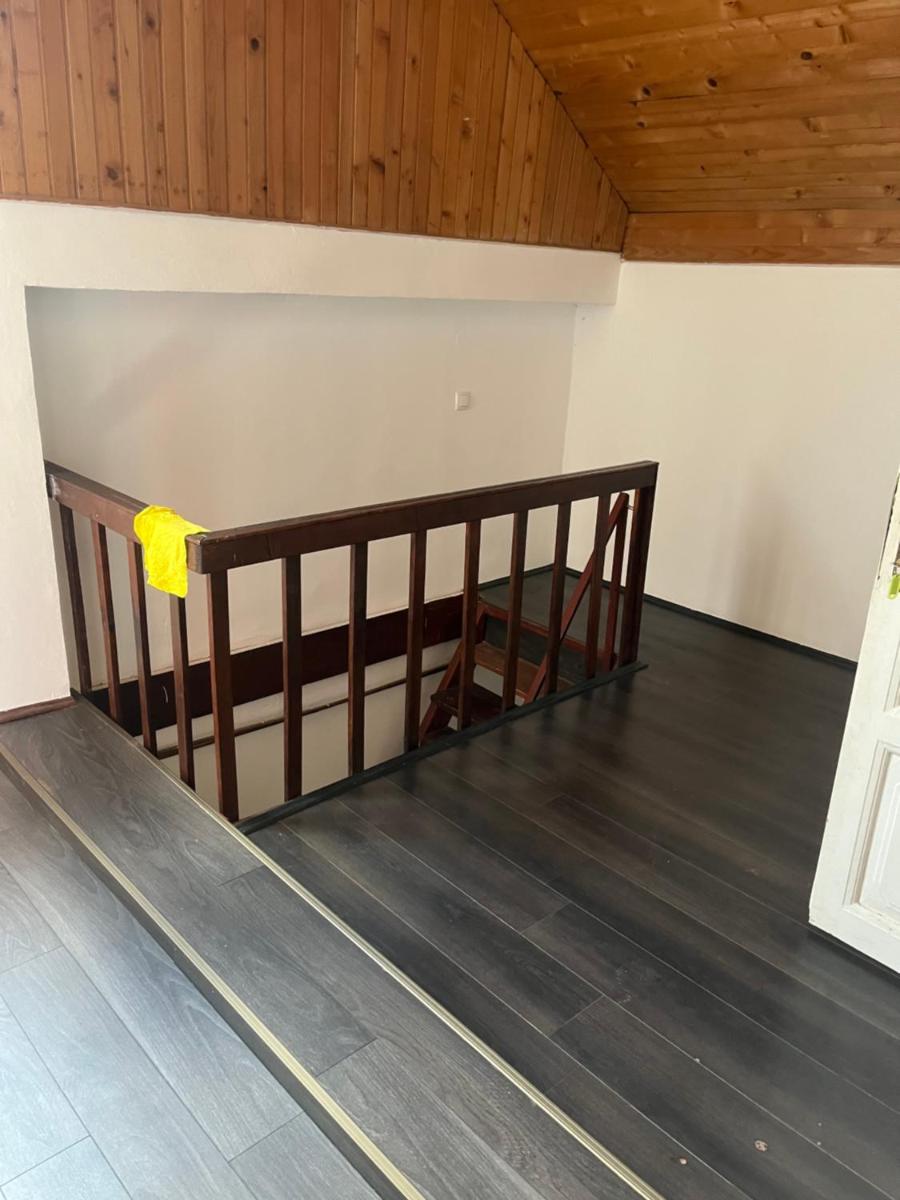 Vino hostel room with private bathroom - Housity