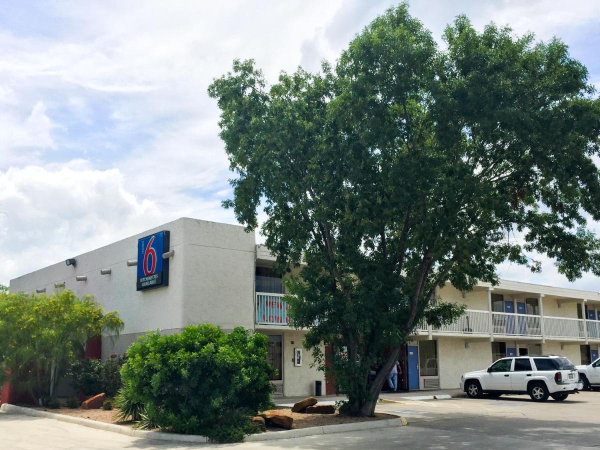Motel 6-Uvalde, TX - Housity