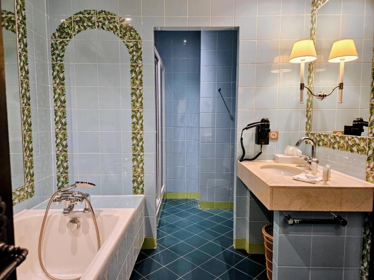 Salle de bains dans l'établissement Hôtel Golf Château de Chailly